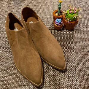 STEVE MADDEN Tan Suede Ankle Booties. Size 9M